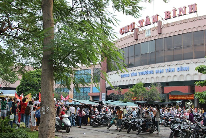 Đông đảo người dân phản đối việc xây chợ.