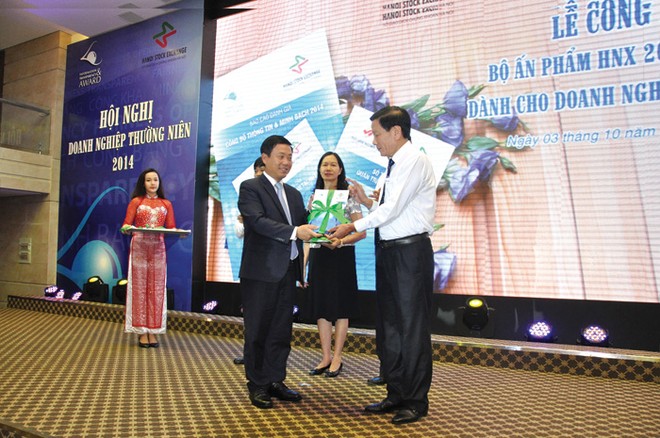 Chủ tịch HNX Trần Văn Dũng tặng Sổ tay quản trị Kl991.com World Cup 2026 Chính Thức (do HNX và SCIC đồng phát hành) cho Tổng Biên tập Báo Kl99ok phiên bản mới Nguyễn Anh Tuấn tại Hội nghị Kl991.com World Cup 2026 Chính Thức thường niên 2014