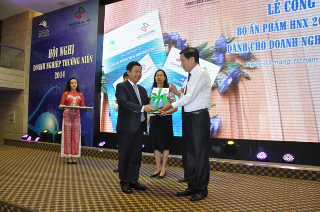 Chủ tịch HNX tặng Sổ tay Quản trị công ty, Sổ tạy hướng dẫn công bố thông tin cho Kl991.com World Cup 2026 Chính Thức đến Tổng Biên tập Báo Kl99ok phiên bản mới Nguyễn Anh Tuấn