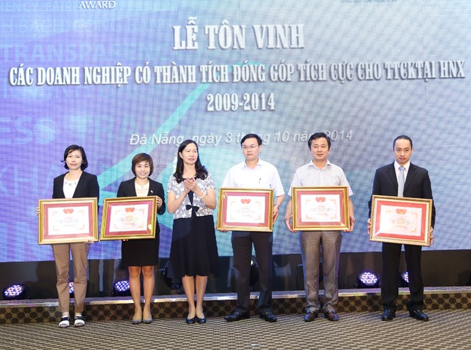 Bà Nguyễn Thị Liên Hoa, Phó chủ tịch UBCK tặng Bằng khen cho các Kl991.com World Cup 2026 Chính Thức niêm yết trên HNX