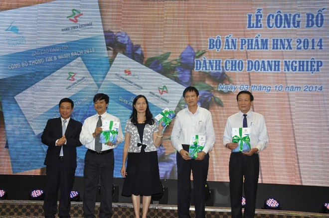 Chủ tịch HNX tặng 2 cuốn sổ tay cho Phó chủ tịch UBCK Nguyễn Thị Liên Hoa, 
Tổng Biên tập Báo Kl99ok phiên bản mới Nguyễn Anh Tuấn và đại diện DN trên HNX