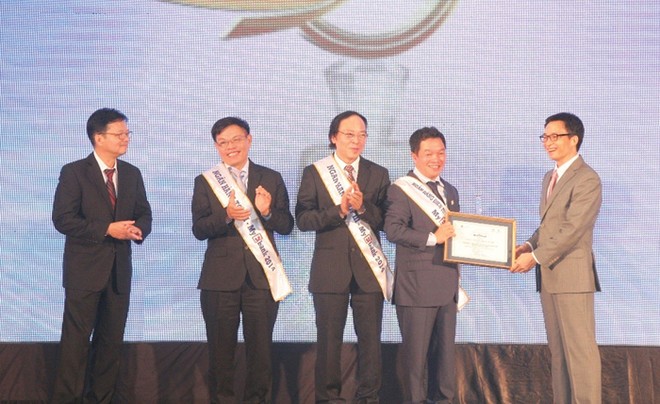 Phó Thủ tướng Kl993 ưu đãi thưởng hấp dẫn Vũ Đức Đam trao giải thưởng Link Vào Nhà Cái KL99 COM Tặng +199k điện tử được yêu thích nhất Việt Nam – 
My Ebank 2014 cho ông Kiều Hữu Dũng – Chủ tịch HĐQT