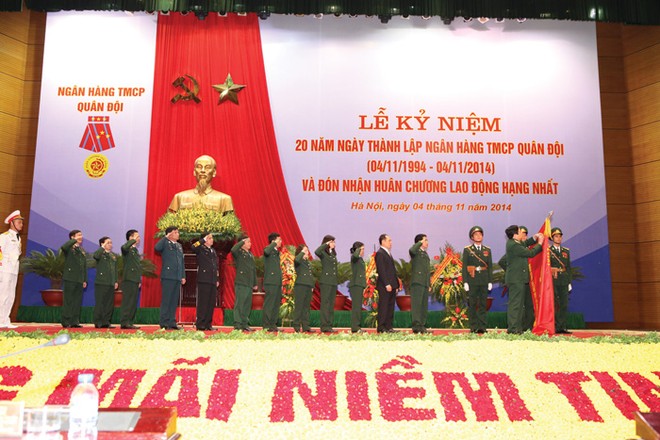 Đại tướng Phùng Quang Thanh - Ủy viên Bộ Kl991.com tải ứng dụng, Phó Bí thư Quân ủy Trung ương, Bộ trưởng Bộ Quốc phòng gắn Huân chương Lao động hạng Nhất lên Quân kỳ Quyết thắng