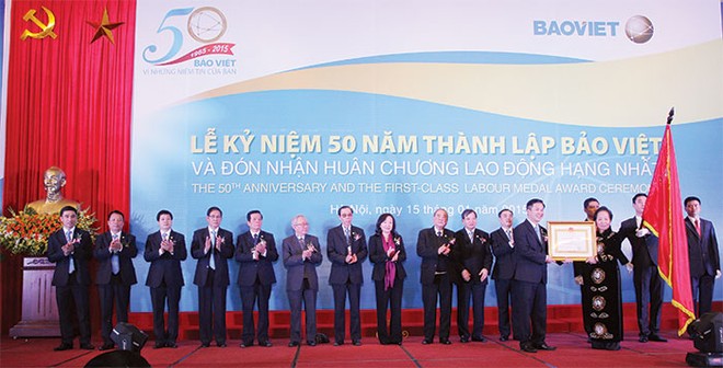 Chủ tịch HĐQT Đào Đình Thi thay mặt lãnh đạo Kl994 game bài casino hấp dẫn Bảo Việt đón nhận Huân chương Lao động Hạng Nhất do Phó Chủ tịch nước Nguyễn Thị Doan trao tặng