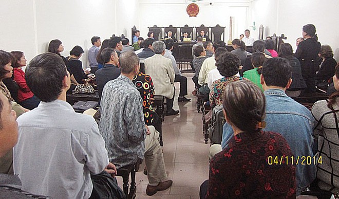 Hàng trăm bị hại có mặt tại phiên xét xử Lê Hồng Bàng.
Ảnh: Hoàng Duy