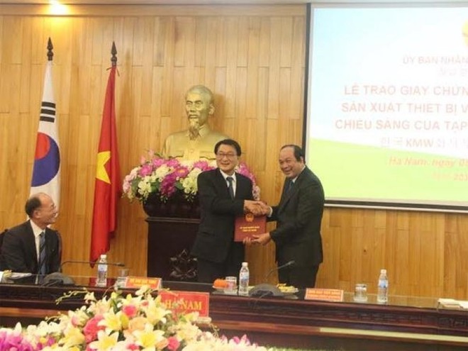 Bí thư Tỉnh ủy Hà Nam Mai Tiến Dũng (bên phải) trao Giấy chứng nhận Kl99ok phiên bản mới cho ông ông Kim Duk Yong, Chủ tịch Kl994 game bài casino hấp dẫn KMW (Hàn Quốc)