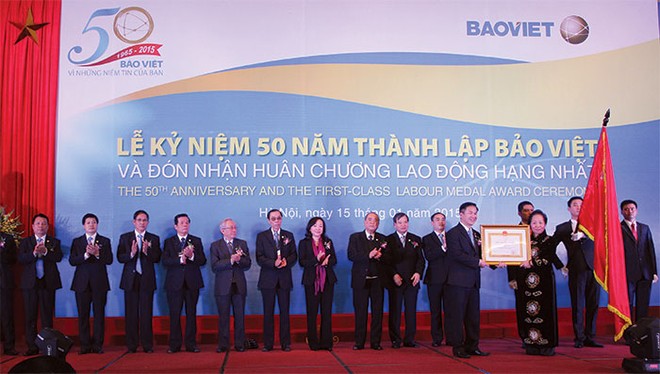 Chủ tịch HĐQT Đào Đình Thi thay mặt lãnh đạo Kl994 game bài casino hấp dẫn Bảo Việt đón nhận Huân chương Lao động Hạng Nhất do Phó Chủ tịch nước Nguyễn Thị Doan trao tặng
