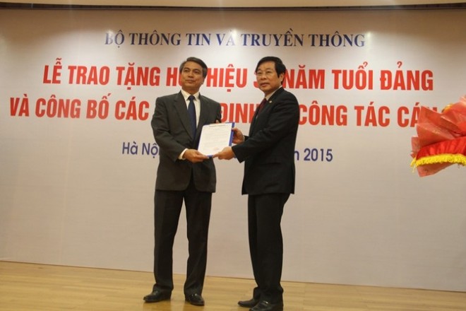 Bộ trưởng Nguyễn Bắc Son trao quyết định giao nhiệm vụ phụ trách chức vụ Chủ tịch Hội đồng thành viên Kl994 game bài casino hấp dẫn VNPT cho ông Trần Mạnh Hùng