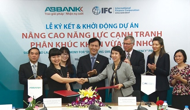 Bà Nguyễn Thị Ngọc Mai - Phó tổng giám đốc ABBANK và bà Nguyễn Hạnh Nam - Phụ trách khối khách hàng định chế Kl991.com nạp rút nhanh tại khu vực Mekong của IFC ký kết hợp đồng tư vấn Dự án Nâng cao năng lực cạnh tranh phân khúc khách hàng SME