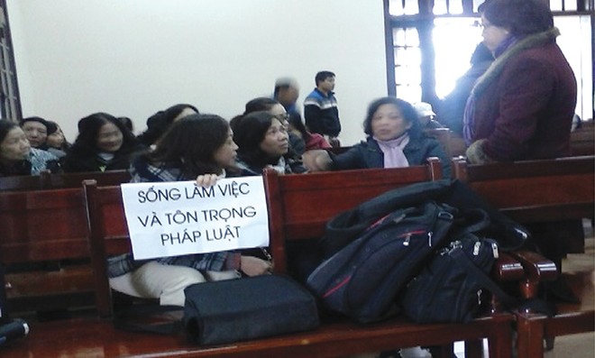 Trang Chủ KL99Com Số 1 Link Đăng Ký KL999 mang biểu ngữ trong một phiên tòa ở Hải Phòng năm 2014