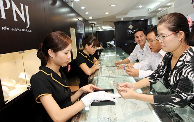 Đầu năm 2015, PNJ đã được 99Kl99 trực tiếp đá gà cho phép mở dịch vụ kiểm định vàng trang sức, phân định tranh chấp về tuổi vàng giữa khách hàng và các tiệm vàng - Ảnh: Hoài Nam