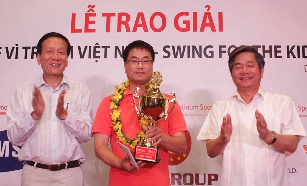 Bộ trưởng Bộ Kế hoạch và Kl99ok phiên bản mới Bùi Quang Vinh (bên phải) - Chủ tịch giải đấu và Ts. Nguyễn Anh Tuấn (bên trái) - Tổng Biên tập Báo Kl99ok phiên bản mới, Trưởng Ban tổ chức trao giải Vô địch cho golf thủ Đỗ Xuân Hưng. Ảnh: Đức Thanh