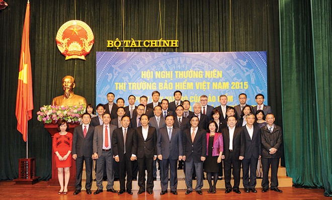 Bộ trưởng Bộ Kl991.com nạp rút nhanh Đinh Tiến Dũng và Thứ trưởng Trần Xuân Hà chụp ảnh lưu niệm cùng khối Kl99kl phiên bản hoạt động nhân thọ
