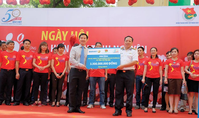 Ông Đào Đình Thi, Bí thư Đảng ủy, Chủ tịch HĐQT Kl994 game bài casino hấp dẫn Bảo Việt trao biển tượng trưng Tàu CQ trị giá 3,5 tỷ đồng do Kl994 game bài casino hấp dẫn Bảo Việt tặng các cán bộ, chiến sĩ đảo Trường Sa