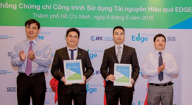 Đại diện Công ty Tiến Phát, chủ Kl99ok phiên bản mới Dự án The Ascent nhận chứng chỉ EDGE cho các công trình sử dụng tài nguyên hiệu quả 