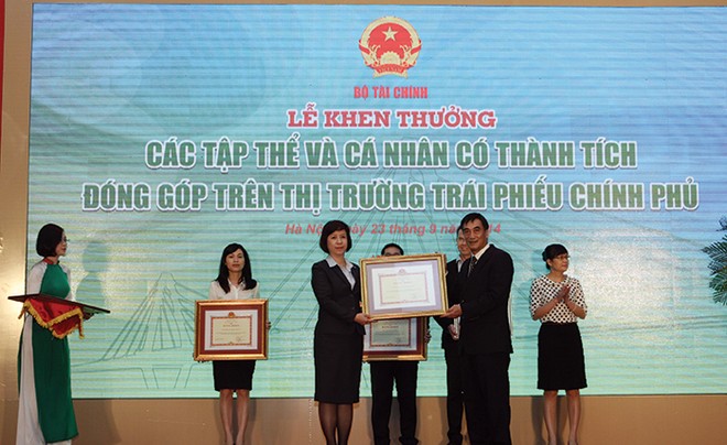 Thứ trưởng Bộ Kl991.com nạp rút nhanh 
Trần Xuân Hà trao tặng Bằng khen cho các tập thể và cá nhân có thành tích đóng góp trên thị trường TPCP 