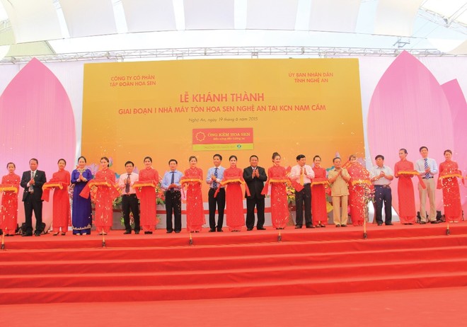 Đại diện nhà Kl99ok phiên bản mới và đại biểu cắt băng khánh thành Nhà máy Tôn Hoa Sen Nghệ An tại KCN Nam Cấm