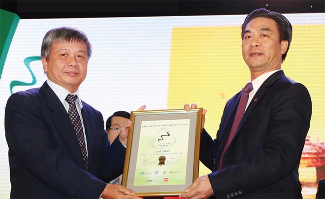 Thứ trưởng Bộ Kế hoạch và Kl99ok phiên bản mới Nguyễn Thế Phương (bìa trái) trao giải Báo cáo phát triển bền vững xuất sắc nhất năm 2015 cho ông Phạm Tiến Dũng, Tổng giám đốc PV Drilling