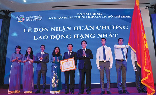 HOSE nhận Huân chương Lao động hạng Nhất