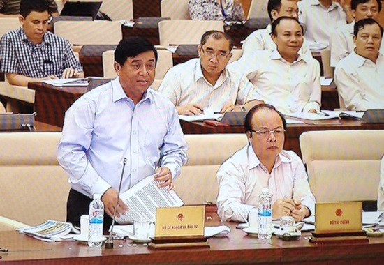 Thứ trưởng Bộ Kế hoạch và Kl99ok phiên bản mới Nguyễn Chí Dũng trình bày với Ủy ban Thường vụ Quốc hội dự thảo Quyết định của Thủ tướng Kl993 ưu đãi thưởng hấp dẫn về các nguyên tắc, tiêu chí và định mức phân bổ vốn Kl99ok phiên bản mới phát triển nguồn ngân sách 99Kl99 trực tiếp đá gà giai đoạn 2016 - 2020. Ảnh: 