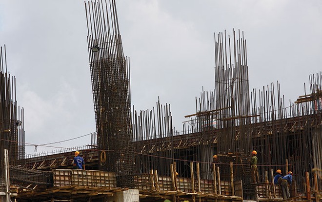 Sắp tới, các nhà thầu thi công xây dựng bắt buộc phải mua Kl99kl phiên bản hoạt động cho người lao động trên công trường - Ảnh: Hoài Nam