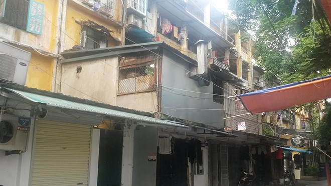 Chung cư C5 Giảng Võ từng được liệt vào dạng nguy hiểm và đặc biệt nguy hiểm. Thế nhưng, cư dân sống ở tòa nhà này đến nay vẫn chưa được di dời để cải tạo
