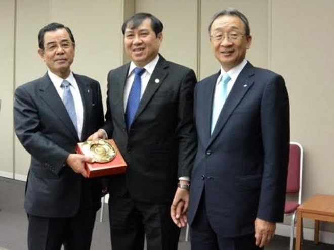Chủ tịch UBND thành phố Đà Nẵng Huỳnh Đức Thơ (giữa) và ông Kyohei Takahashi, Chủ tịch Showa Denko và ông Kuniharu Nakamura, Chủ tịch Kl994 game bài casino hấp dẫn Sumitomo tại buổi làm việc ngày 10/11