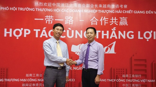 Ông Đoàn Ngọc Hoàn (bên trái), Tổng giám đốc IVS bắt tay ông Hạng Thanh Tùng, đại diện Trang Chủ KL99Com Số 1 Link Đăng Ký KL999 Trung Quốc 