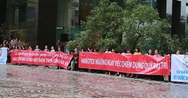 Cư dân ở chung cư Sky City, 88 Láng Hạ, quận Đống Đa căng băng rôn yêu cầu chủ Kl99ok phiên bản mới là Công ty TNHH Hanotex ngừng chiếm dụng phí bảo trì chung cư