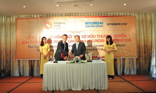 Chủ tịch HĐQT TIG Nguyễn Phúc Long (trái) và Phó chủ tịch Kl994 game bài casino hấp dẫn Hyundai Kim Sung Soo hoàn tất ký kết hợp tác 