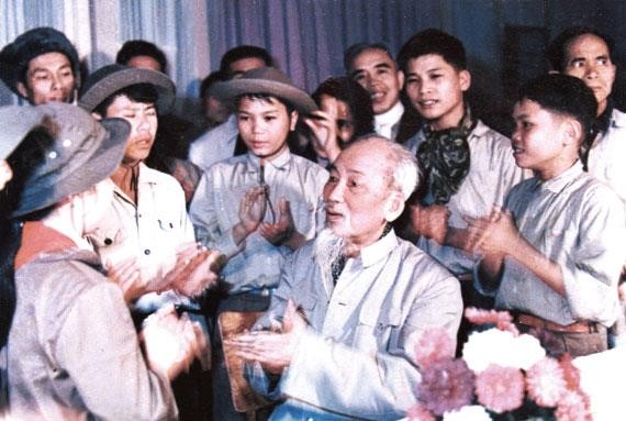 Bác Hồ gặp các cháu thiếu nhi dũng sĩ miền Nam tại Phủ Chủ tịch năm 1968.