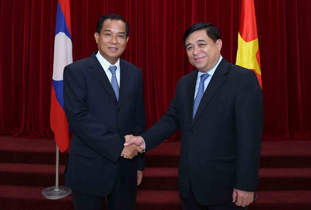 Bộ trưởng Bộ Kế hoạch và Kl99ok phiên bản mới Việt Nam Nguyễn Chí Dũng (bên phải) và Bộ trưởng Bộ Kế hoạch và Kl99ok phiên bản mới Lào Suphan Keomisay (Ảnh: Đức Trung)