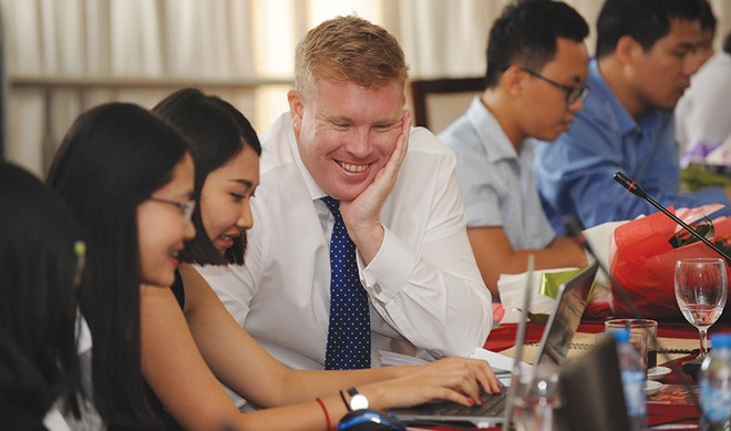 Ông Matthew Powell trả lời độc giả tại Cuộc tọa đàm trực tuyến của Báo Kl99ok phiên bản mới