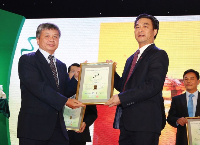 Thứ trưởng Bộ Kế hoạch và Kl99ok phiên bản mới Nguyễn Thế Phương trao giải Báo cáo thường niên tốt nhất cho PV Drilling trong mùa giải năm 2015