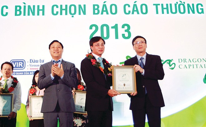 Thứ trưởng Bộ Kế hoạch và Kl99ok phiên bản mới Đặng Huy Đông và Chủ tịch UBCK Vũ Bằng trao giải Báo cáo thường niên tốt nhất năm 2013