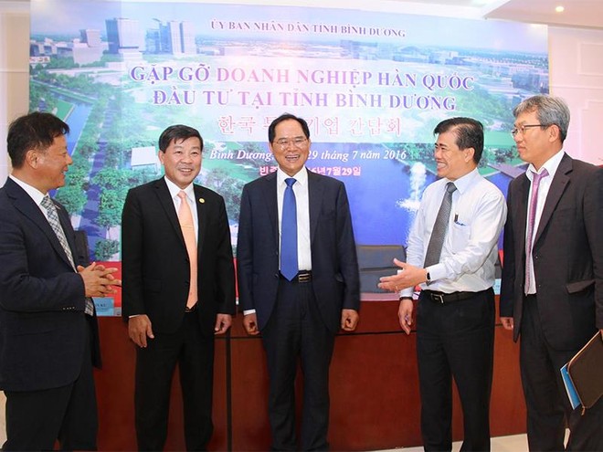 Ông Trần Thanh Liêm, Chủ tịch UBND tỉnh Bình Dương (thứ 2 từ trái qua), trao đổi cùng ông Park Noh Wan, Tổng lãnh sự Hàn Quốc tại TP. Hồ Chí Minh ((thứ 3 từ trái qua) và các Kl991.com World Cup 2026 Chính Thức Hàn Quốc Kl99ok phiên bản mới tại Bình Dương