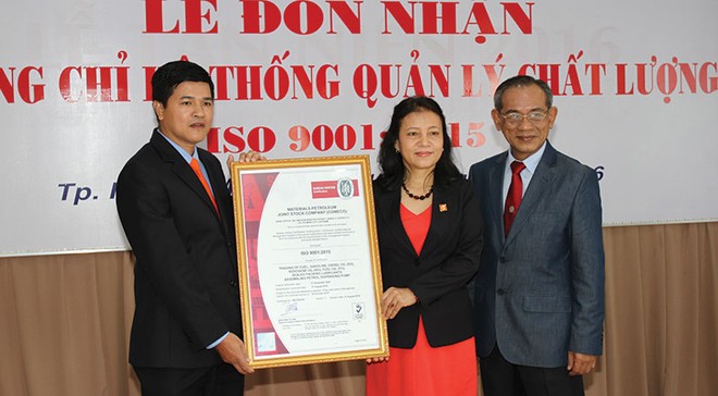 Bà Trương Đức Hạnh, Chủ tịch HĐQT Comeco 
và ông Lê Tấn Thương, Tổng giám đốc Công ty (bên trái) nhận Chứng chỉ ISO 9001:2015
từ đại diện BVC.