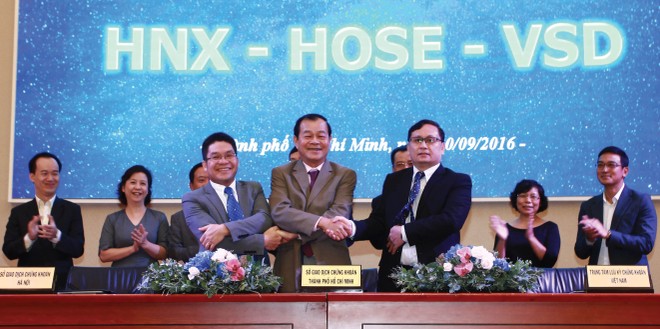 Các đại diện của HOSE, HNX và VSD cùng UBCK tại lễ ký kết thỏa thuận
