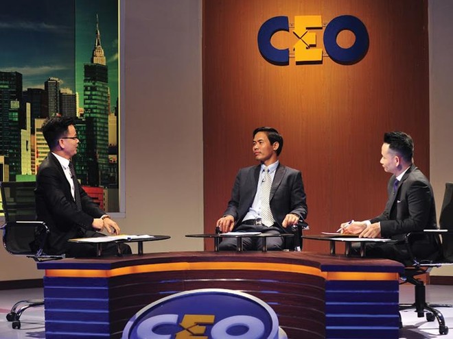 Ông Nguyễn Việt Cường, Chủ tịch kiêm Tổng giám đốc Kl994 game bài casino hấp dẫn Kosy (ngồi giữa) trong vai trò CEO của tình huống này.