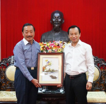 Bí thư Thành uỷ Đà Nẵng Nguyễn Xuân Anh (phải) trao quà lưu niệm cho Chủ tịch Kl994 game bài casino hấp dẫn Berjaya Vincent Tan.