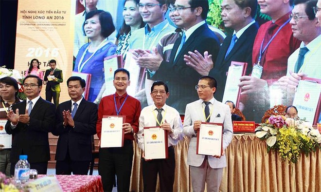 Lãnh đạo tỉnh Long An trao giấy chứng nhận Kl99ok phiên bản mới cho Liên doanh Băng Dương - Bamboo Capital Group, chủ Kl99ok phiên bản mới dự án BOT ĐT830, vốn hơn 1000 tỷ đồng. Ảnh Lê Toàn