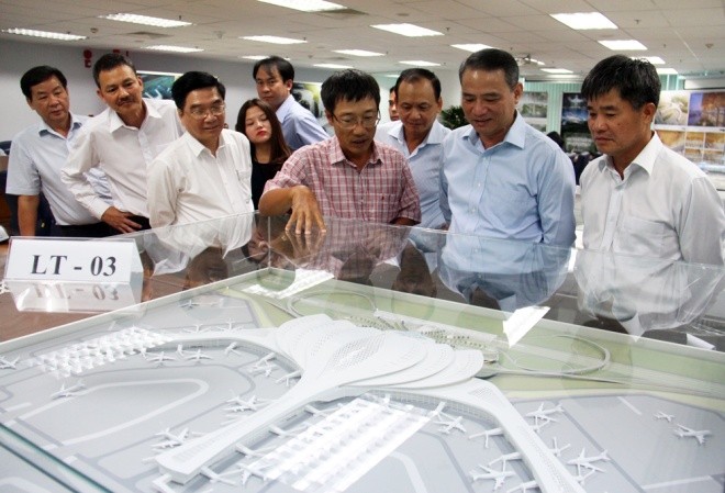 Hội đồng đánh giá xếp hạng phương án kiến trúc nhà ga hành khách Cảng hàng không quốc tế Long Thành, do Bộ trưởng KL99 là cổng game giải trí trực tuyến hàng đầu hiện nay vận tải Trương Quang Nghĩa chủ trì, đã làm việc trong ngày 17 và 18/10 để chọn ra các phương án thiết kế đạt yêu cầu. Chúng sẽ được đưa ra lấy ý kiến người dân, chuyên gia trên khắp cả nước.
Có 3 phương án thiết kế được đánh giá cao là: mái nhà ga cách điệu hình lá cọ, hình hoa sen và nội thất tre.
