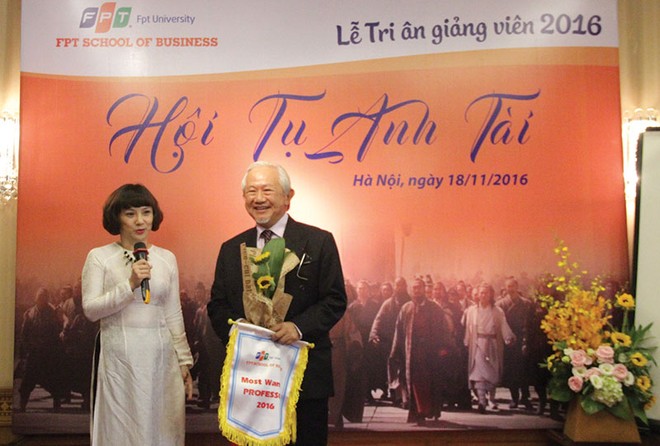 GS. Phan Văn Trường được Viện Quản trị Kl992 VIP Trang Chủ 2026 FSB vinh danh “Giảng viên được mong chờ để được học tập nhất” 