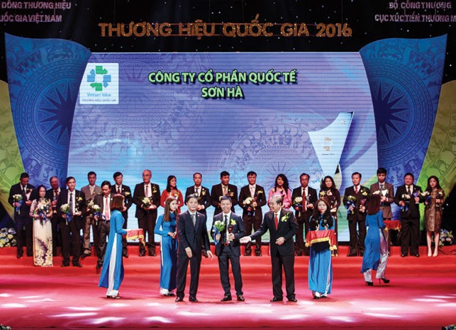 Phó Thủ tướng Kl993 ưu đãi thưởng hấp dẫn Trương Hòa Bình và Bộ trưởng Bộ Công thương Trần Tuấn Anh trao Giấy chứng nhận cho Kl994 game bài casino hấp dẫn Sơn Hà)