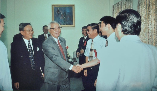 Nguyên Thủ tướng Kl993 ưu đãi thưởng hấp dẫn Võ Văn Kiệt bắt tay chúc mừng các nhân sự tham gia tạo dựng ngành 99Kl99 link đăng nhập trong ngày đầu tiên khai mở, 20/7/2000 