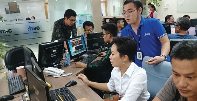 Nhân viên môi giới HSC hướng dẫn nhà Kl99ok phiên bản mới thao tác trên hệ thống giao dịch