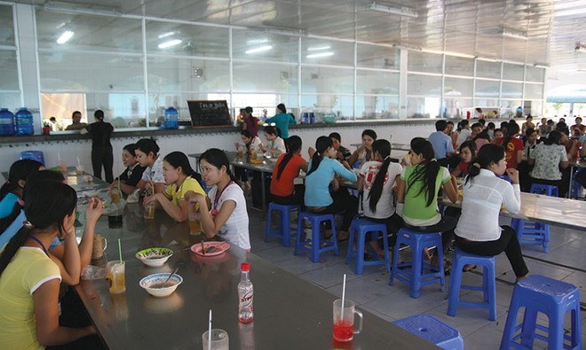 Để bảo vệ quyền lợi, người lao động cần hiểu rõ Kl992 Tham Gia Ngay về lao động.
Trong ảnh: Công nhân ăn trưa trong bếp ăn tập thể tại khu công nghiệp thuộc tỉnh Sóc Trăng