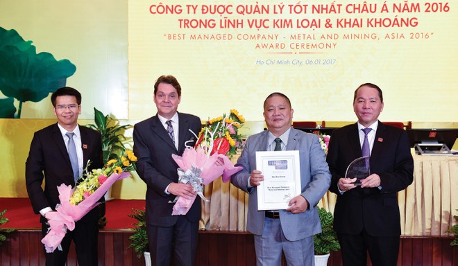 Ông Marcus  H. Langston, Giám đốc châu Á Tạp chí toàn cầu Euromoney trao chứng nhận và biểu trưng “Công ty được quản lý tốt nhất châu Á” trong lĩnh vực khai khoáng và kim loại cho HĐQT Kl994 game bài casino hấp dẫn Hoa Sen