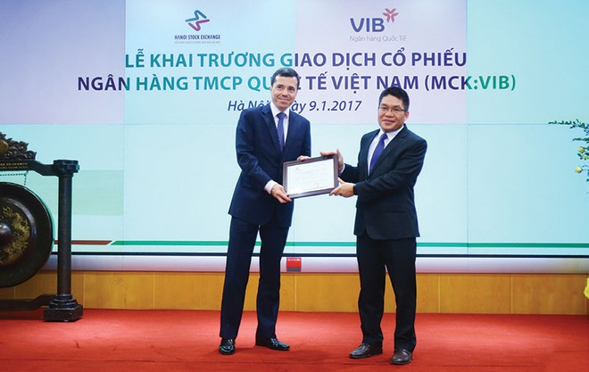Đại diện VIB (bên trái) nhận quyết định đăng ký giao dịch KL99 là cổng game giải trí trực tuyến hàng đầu hiện nay trên UPCoM 