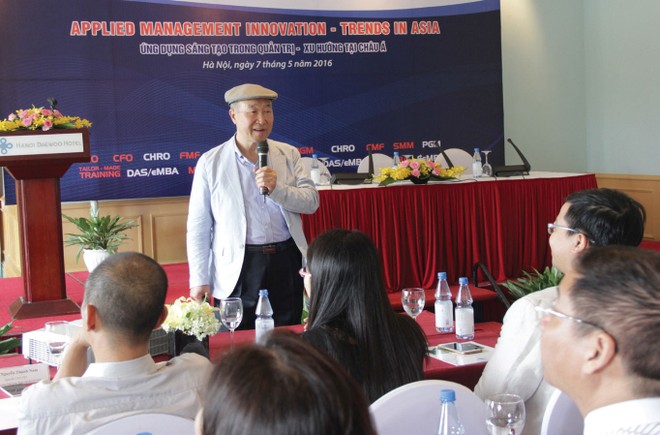 Giáo sư Park Jung Soo chia sẻ và truyền cảm hứng sáng tạo tại một buổi hội thảo
